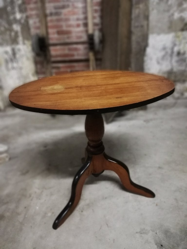 Ovaal antiek tafeltje 3 poten, zwart afgebiest 65x45,5, Ophalen