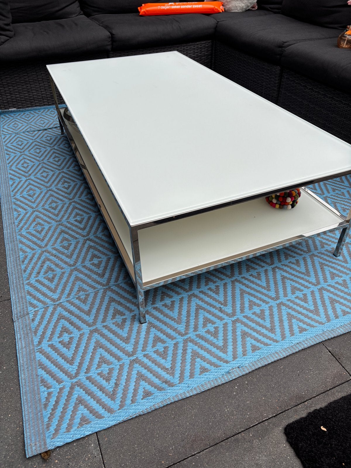Gratis Moderne salontafel met glazen blad en metalen frame, Huis en Inrichting, Tafels | Salontafels, Ophalen, Gebruikt, 100 tot 150 cm