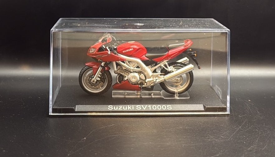 Suzuki SV1000S motorfietsmodel rood 1:24 in vitrine, Overige merken, Ophalen of Verzenden, Zo goed als nieuw, Groter dan 1:32