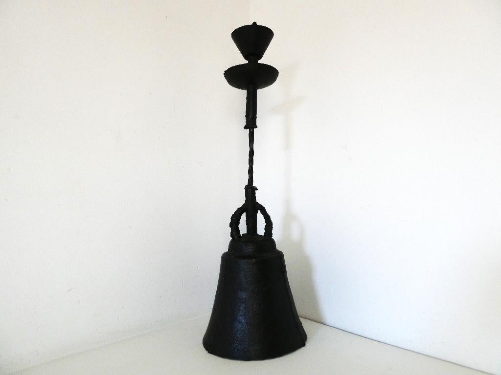 Een decoratieve kandelaar met een voet in klok vorm, Ophalen of Verzenden, Koper of Brons