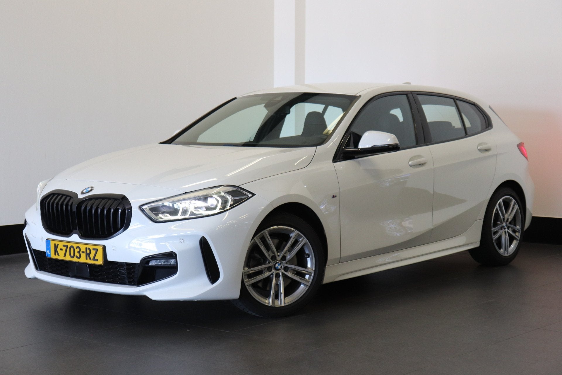BMW 1-serie 118i High Executive Edition M-Sport Dealer OH |, Auto's, BMW, 136 pk, Gebruikt, Alcantara, Wit