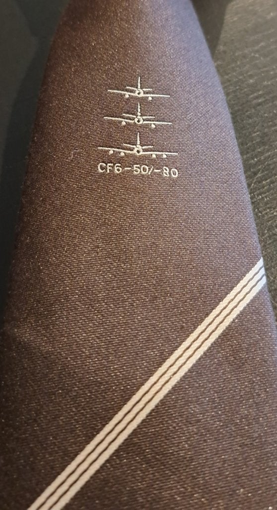 KLM Maintenance CF6 50 80  stropdas vliegtuigonderhoud bruin, Ophalen of Verzenden, Nieuw, Gebruiksvoorwerp