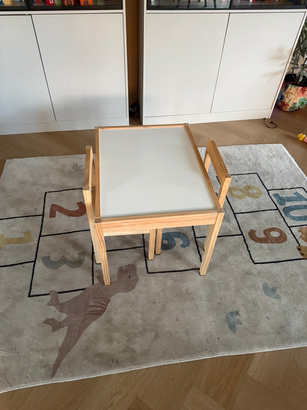 Kindertafel met 2 stoelen, Ophalen, Zo goed als nieuw, Stoel(en)