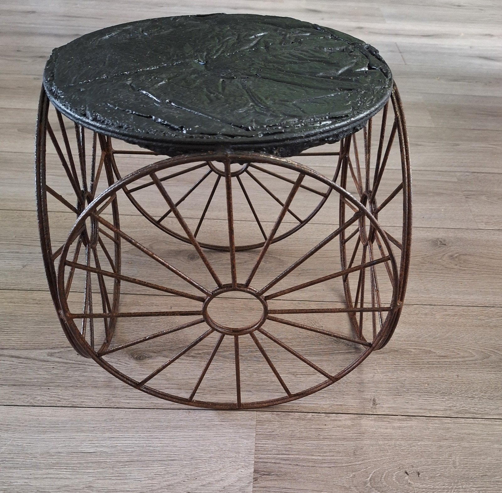 Uniek handgemaakt bijzettafeltje industrieel zwart/brons, Minder dan 45 cm, Minder dan 55 cm, Rond, Nieuw