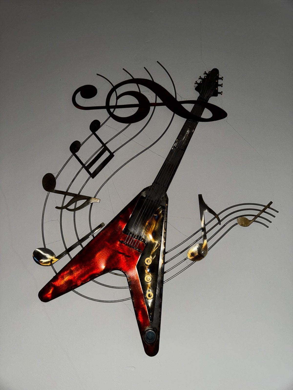 Metalen wanddecoratie gitaar met muzieknoten, Antiek en Kunst, Kunst | Beelden en Houtsnijwerken, Ophalen, Overige onderwerpen