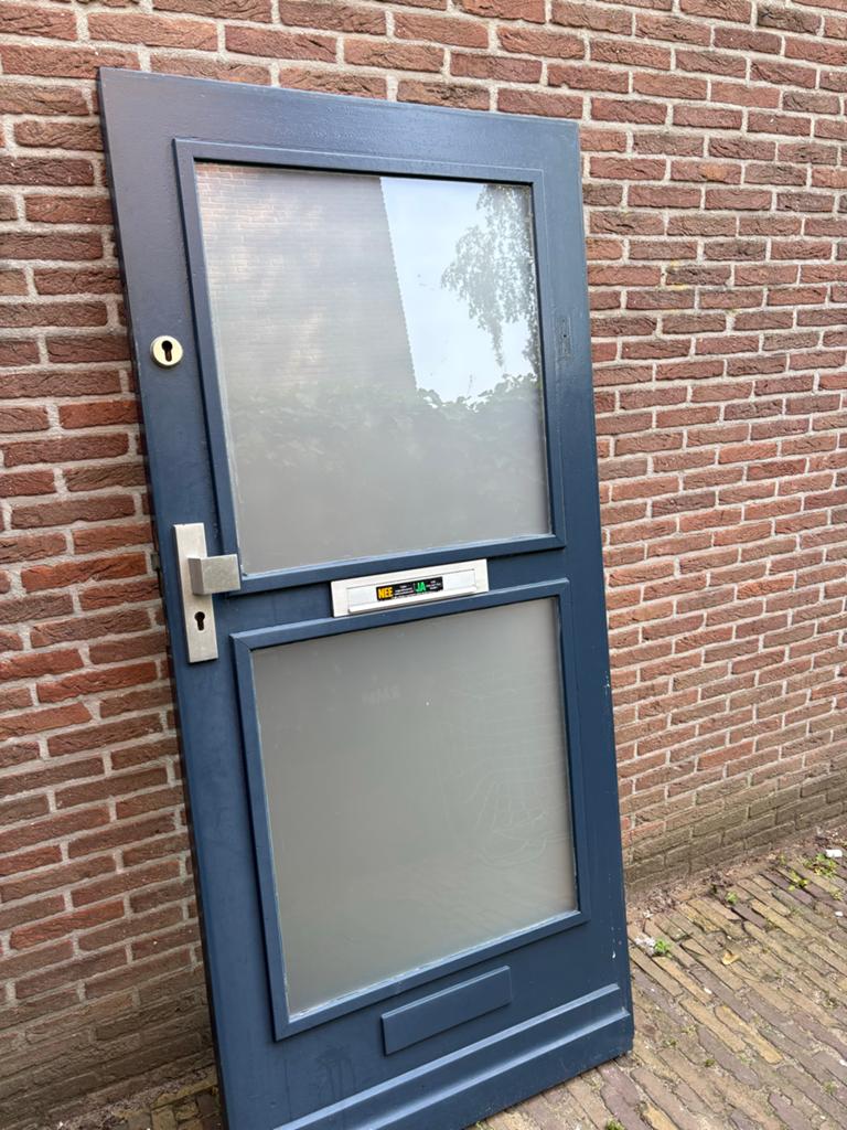 Donkerblauwe buitendeur met melkglas en brievenbus, Doe-het-zelf en Verbouw, Deuren en Horren, Ophalen, Gebruikt, 80 tot 100 cm