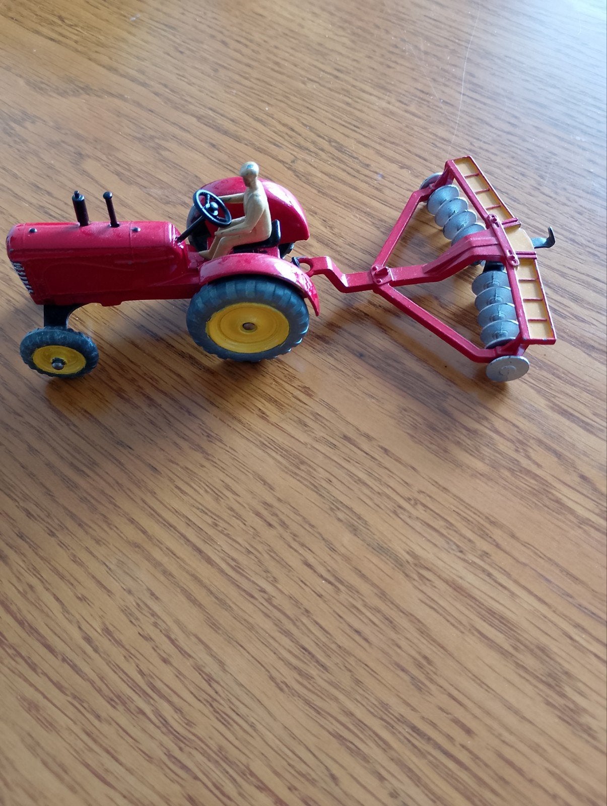 Vintage Massey Harris tractor met ploeg (Dinky Toys), Ophalen, Gebruikt, Tractor of Landbouw, Dinky Toys