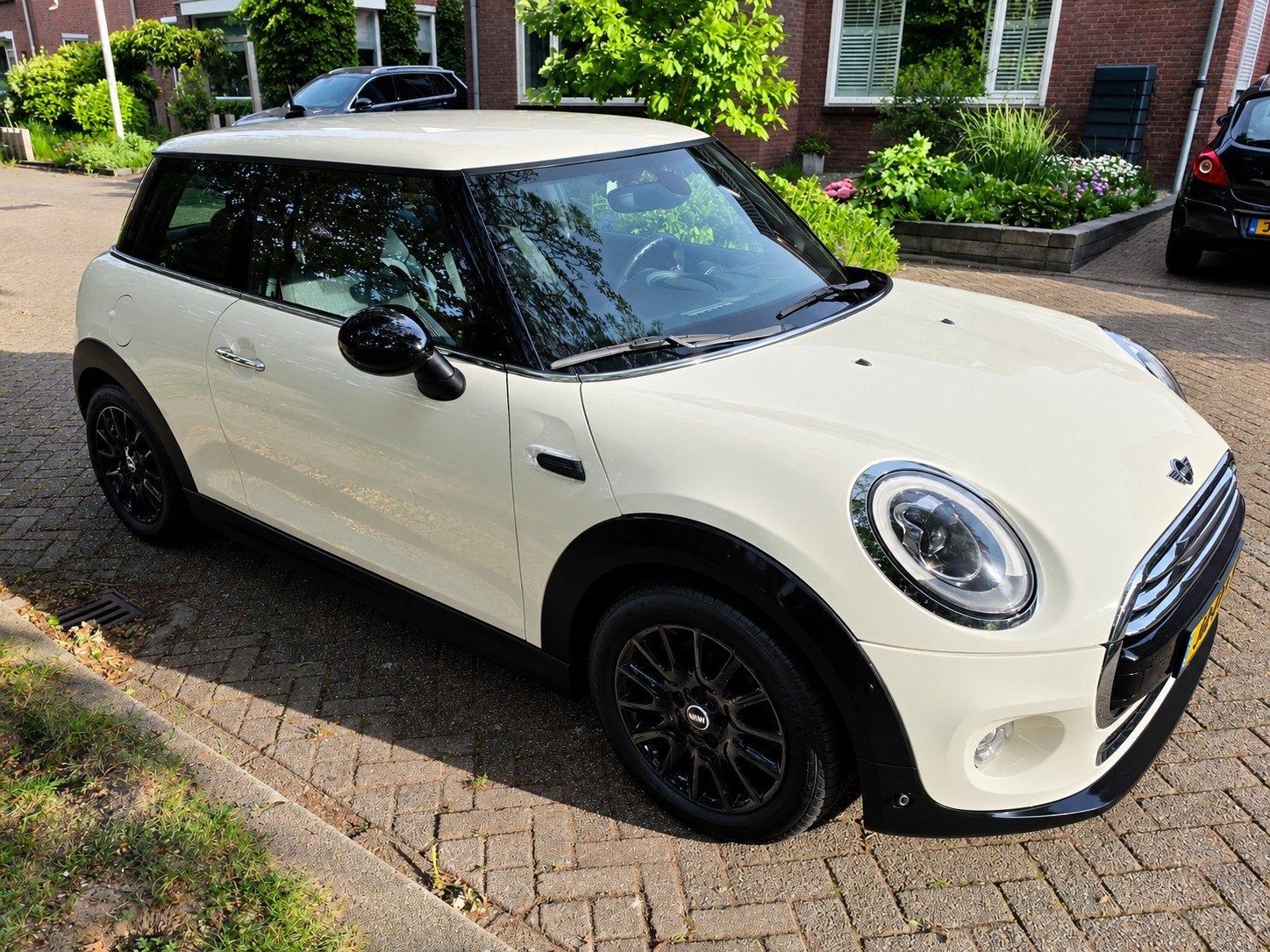 MINI Cooper 1.5 Chili Serious Business | HUD | Full option!, Voorwielaandrijving, 136 pk, Zwart, 4 stoelen