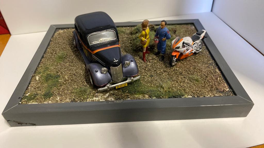 Diorama met Yamaha YZF R-1 en Ford Touring 1935 Custom 1:43, Hobby en Vrije tijd, Modelbouw | Figuren en Diorama's, Ophalen of Verzenden