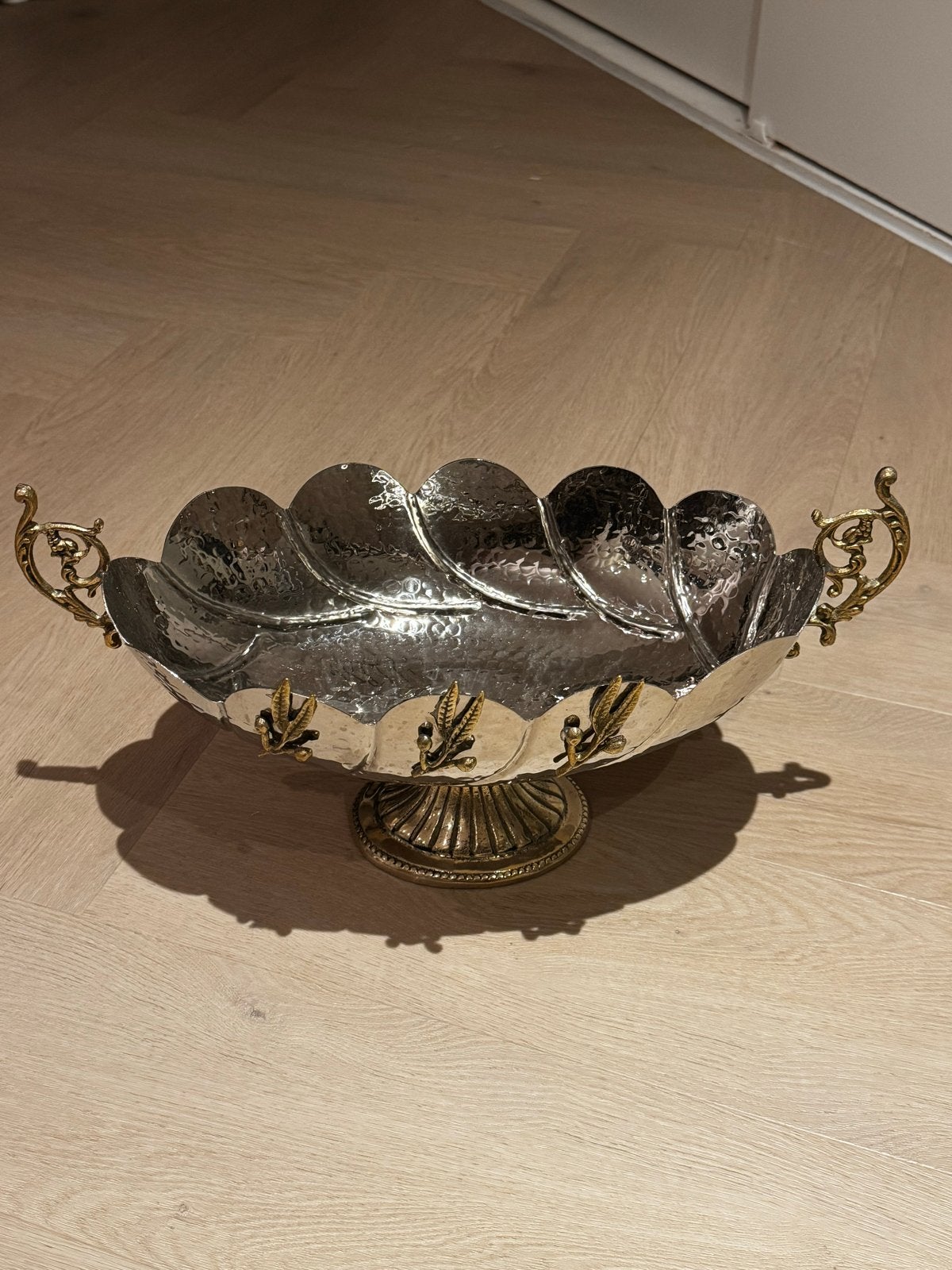 Decoratieve schaal met handvatten en voet, Huis en Inrichting, Met handvatten, Schaal, Ophalen of Verzenden, Zo goed als nieuw