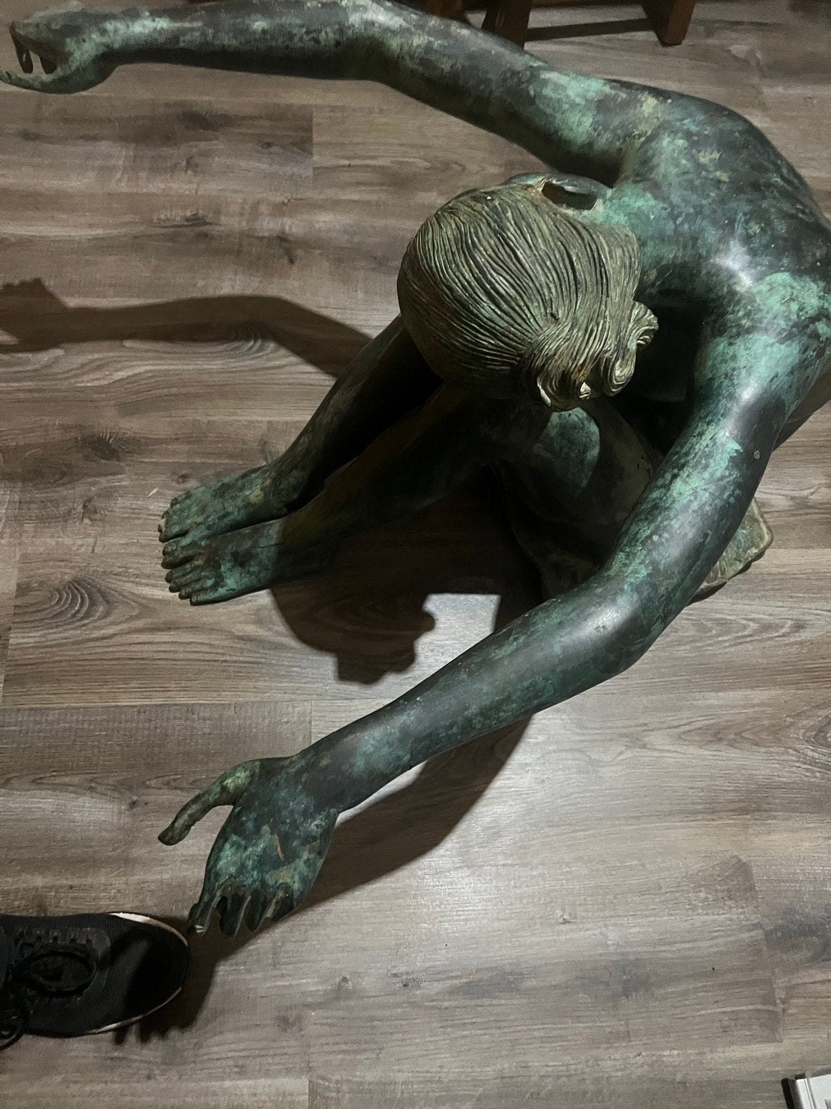 Bronzen sculptuur van een liggende vrouw, Ophalen of Verzenden, 1 meter - 2 meter, Beeld, Groen