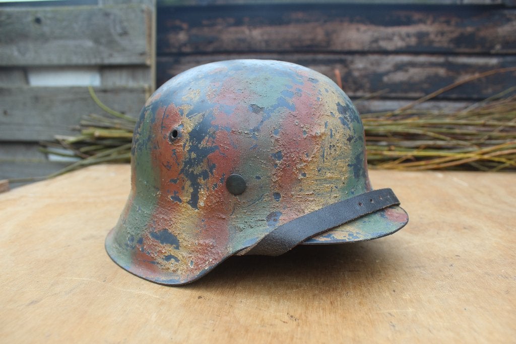 + Originele Duitse M42 Helm Met Naoorlogse Camouflage Etc. +, Verzamelen, Militaria | Tweede Wereldoorlog, Ophalen of Verzenden