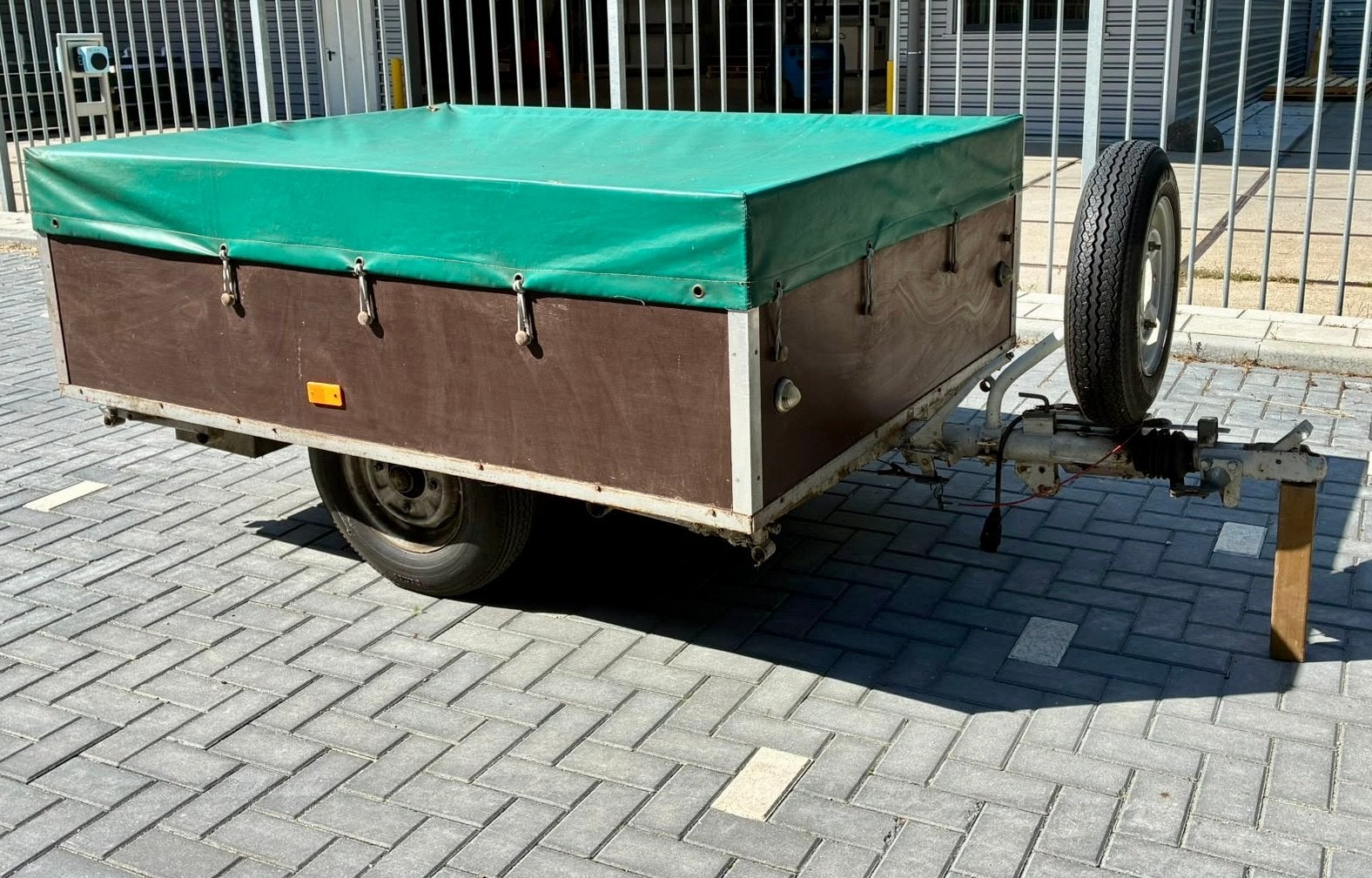 Compacte aanhangwagen met afdekzeil en reservewiel, Ophalen, Gebruikt