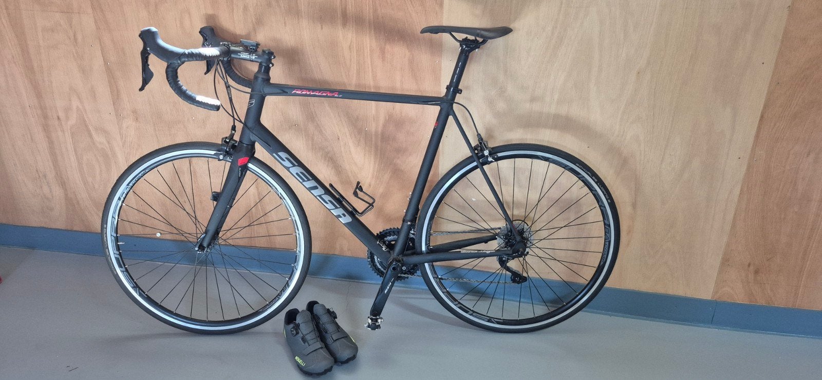 Sensa racefiets met klikschoenen (maat 43), Fietsen en Brommers, Fietsen | Racefietsen, Overige merken, Overige maten, Meer dan 20 versnellingen