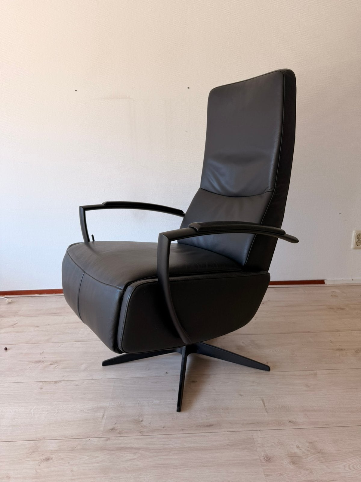 Hoge relax Gealux fauteuil, zwart leer,, Ophalen, Zo goed als nieuw, Leer, 50 tot 75 cm