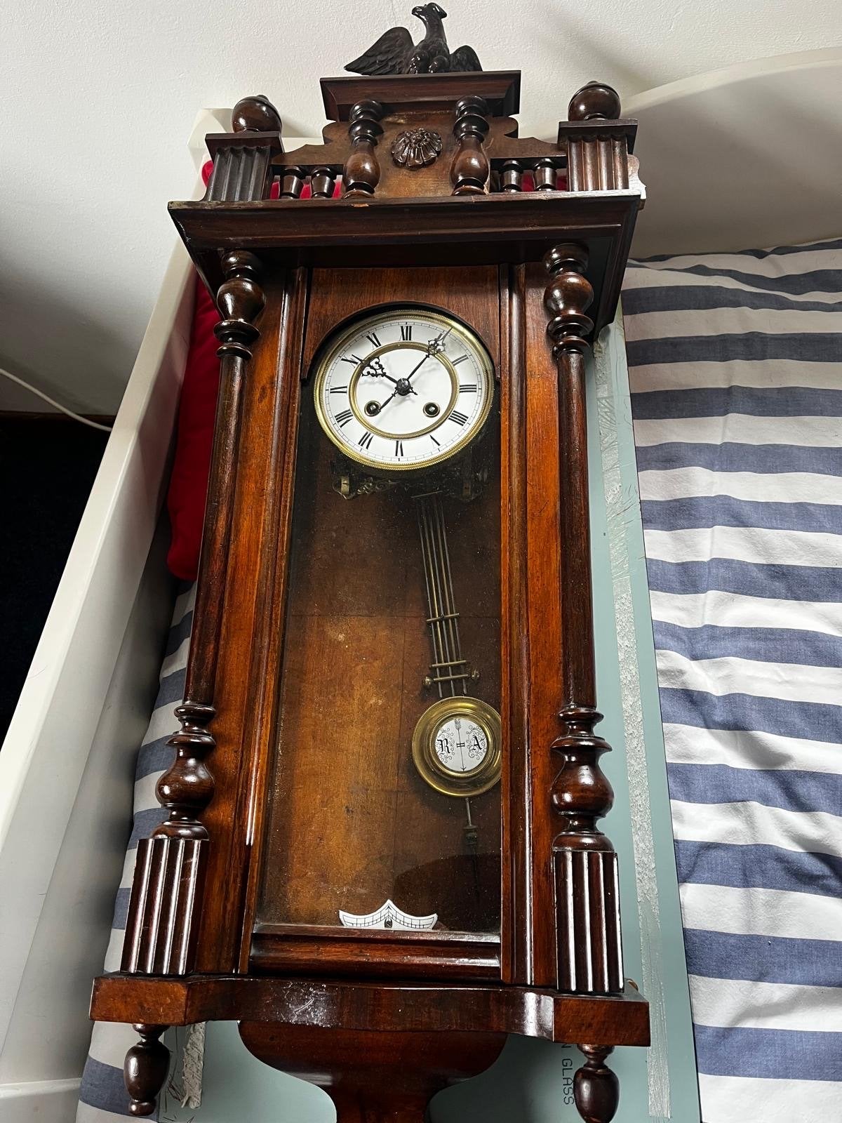 Antieke houten wandklok met slinger en adelaar, Antiek en Kunst, Ophalen