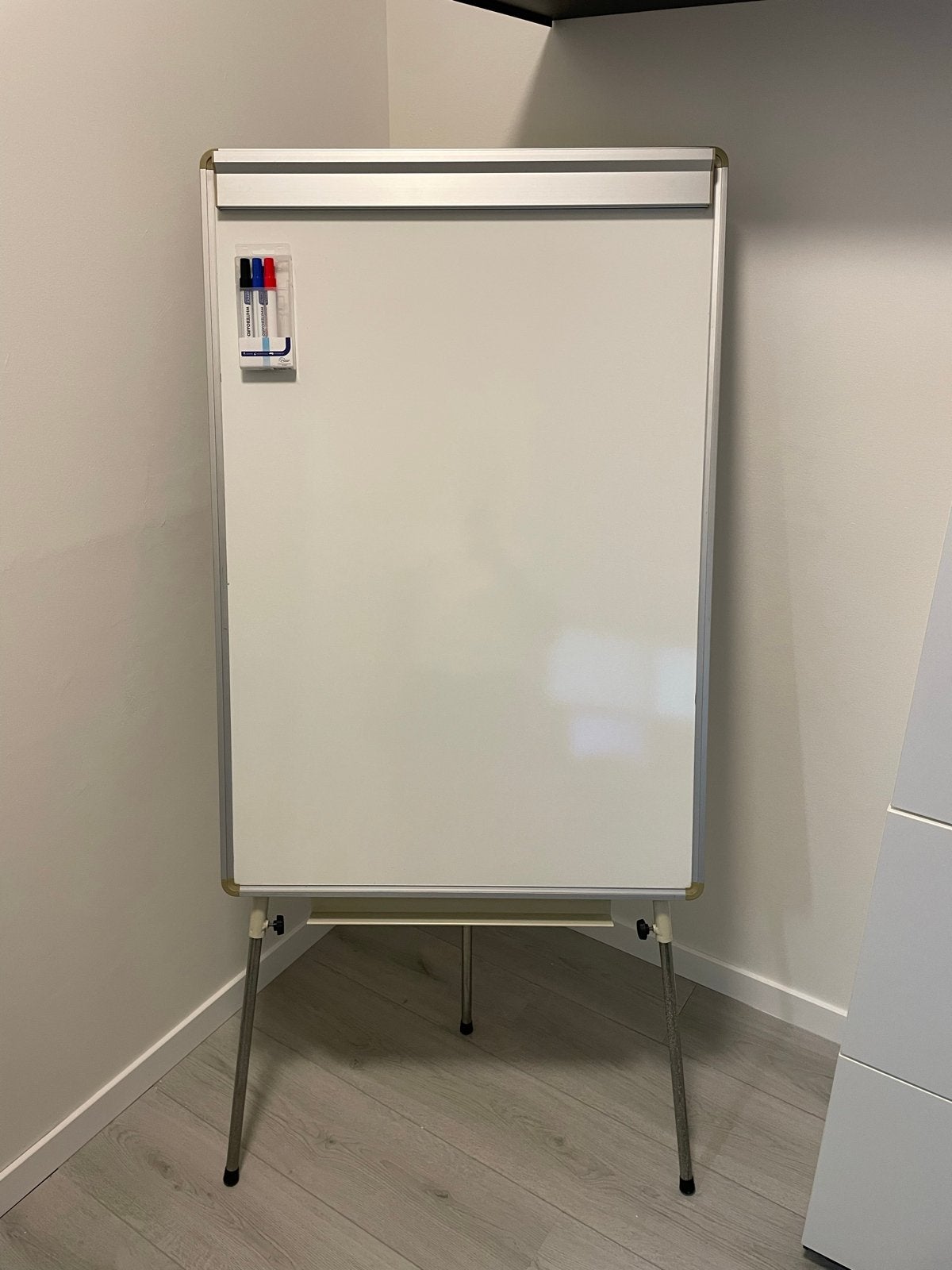 In hoogte verstelbaar whiteboard met flip-over functie, Diversen, Ophalen, Zo goed als nieuw, Whiteboard