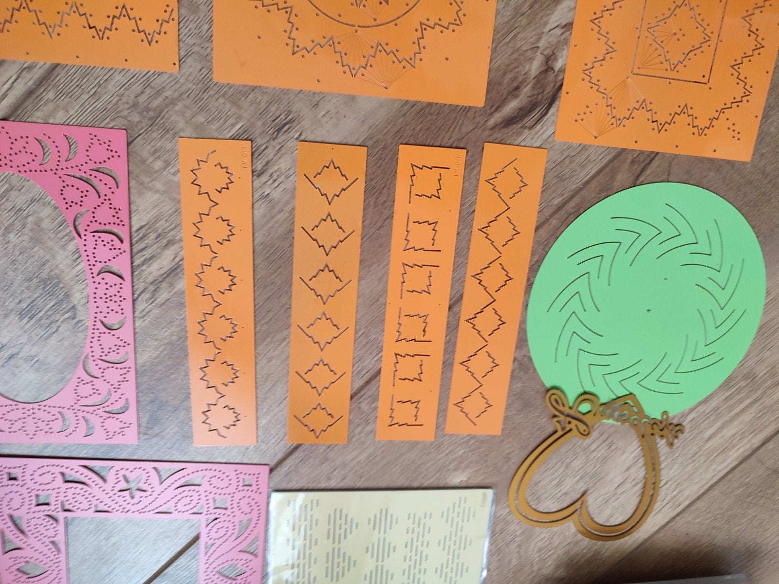 Grote set mallen snijden Borduren kaarten scrapbooking + map, Ophalen of Verzenden, Zo goed als nieuw, Metaal, Gereedschap of Toebehoren