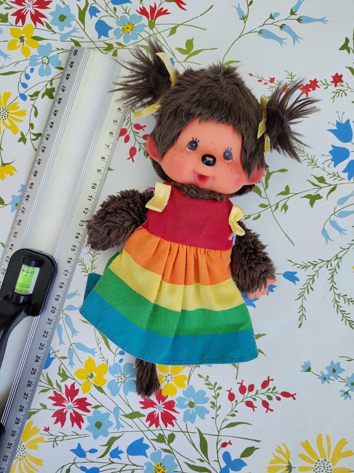 Vintage Monchhichi pop met regenboogjurk, Ophalen of Verzenden, Zo goed als nieuw, Babypop