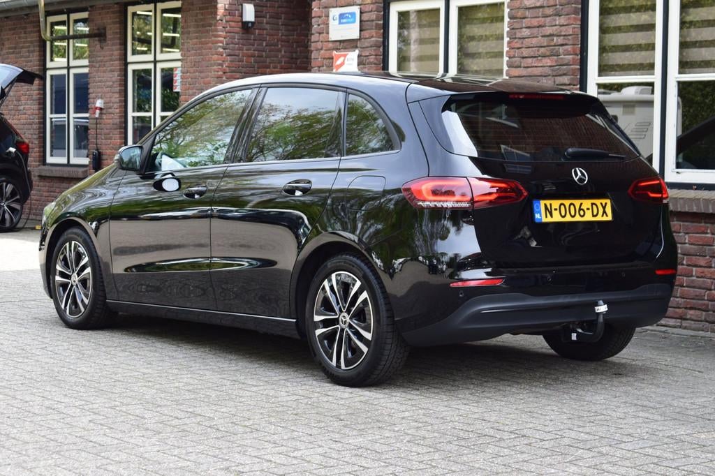 Mercedes-Benz B-klasse 180 Automaat | Trekhaak | Camera | Wi, 136 pk, Gebruikt, 4 cilinders, Zwart