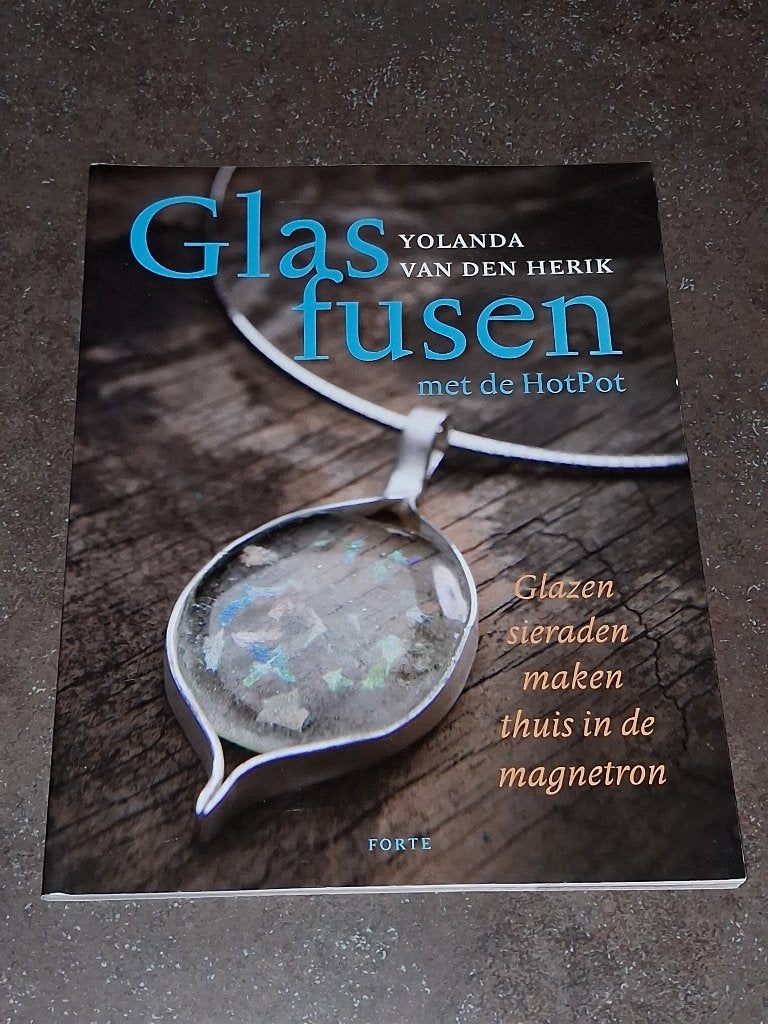 Glas fusen met de hotpot Y. van den Herik, Ophalen of Verzenden, Gelezen, Overige onderwerpen