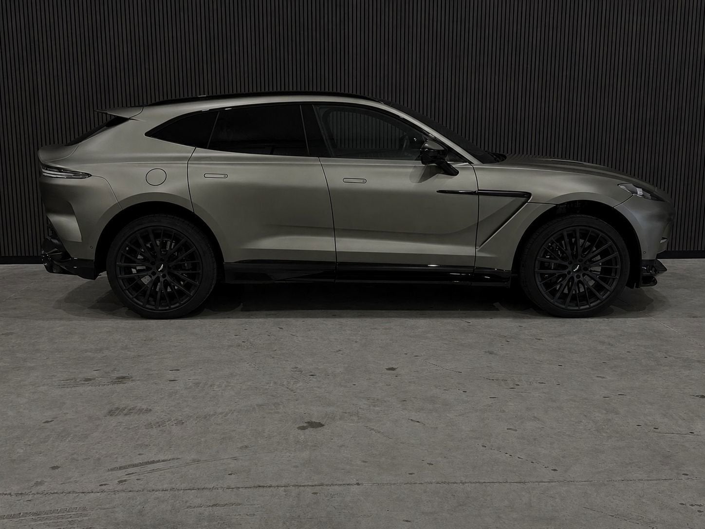 Aston Martin DBX 4.0 V8 707 / Fabrieksgarantie tot 26.10.202, Auto's, Aston Martin, Dealer onderhouden, Bedrijf, Vierwielaandrijving