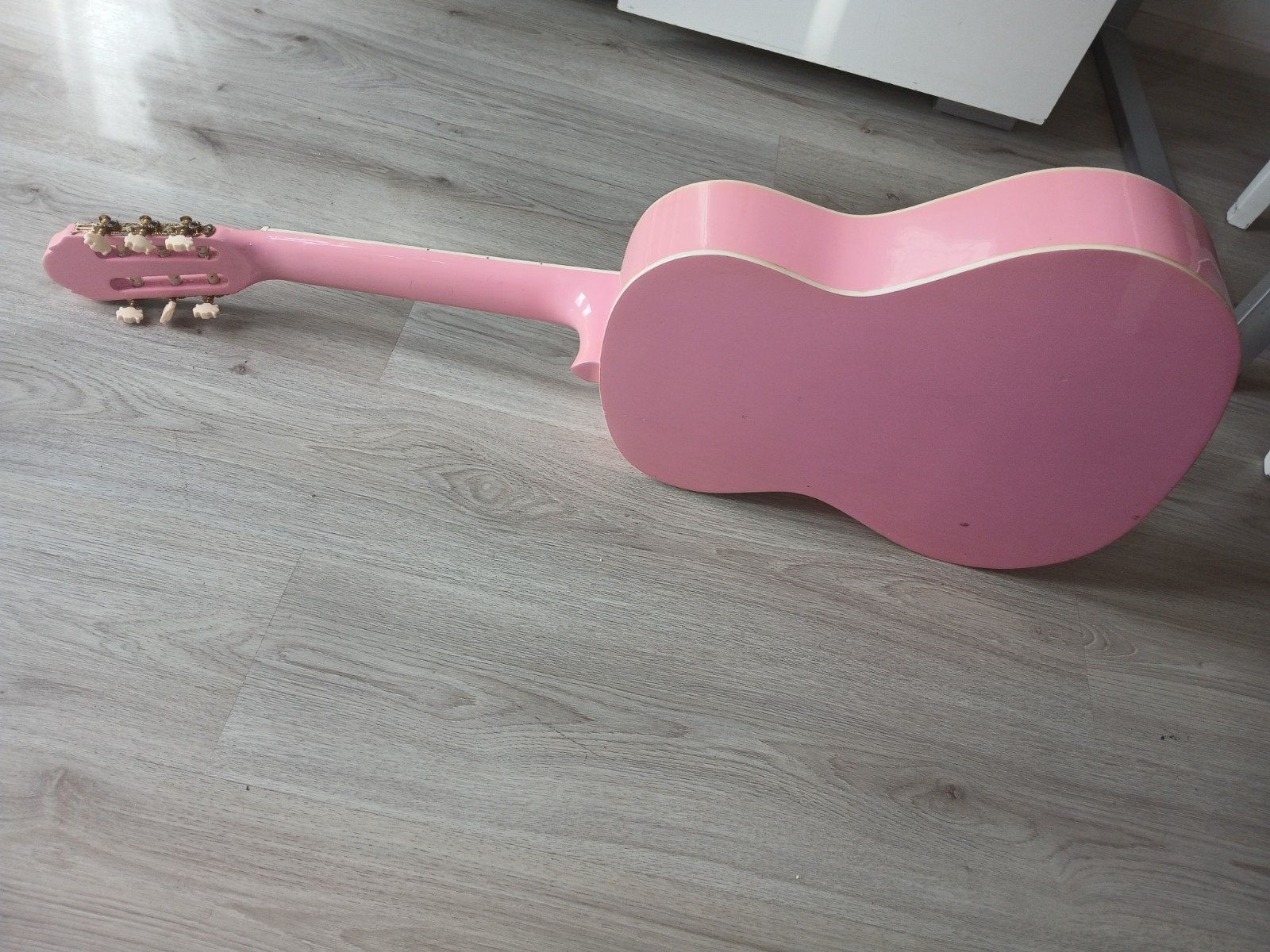 Roze gitaar, leuk om mee te spelen (snaren vervangen), Muziek en Instrumenten, Ophalen, Gebruikt, Klassieke of Spaanse gitaar