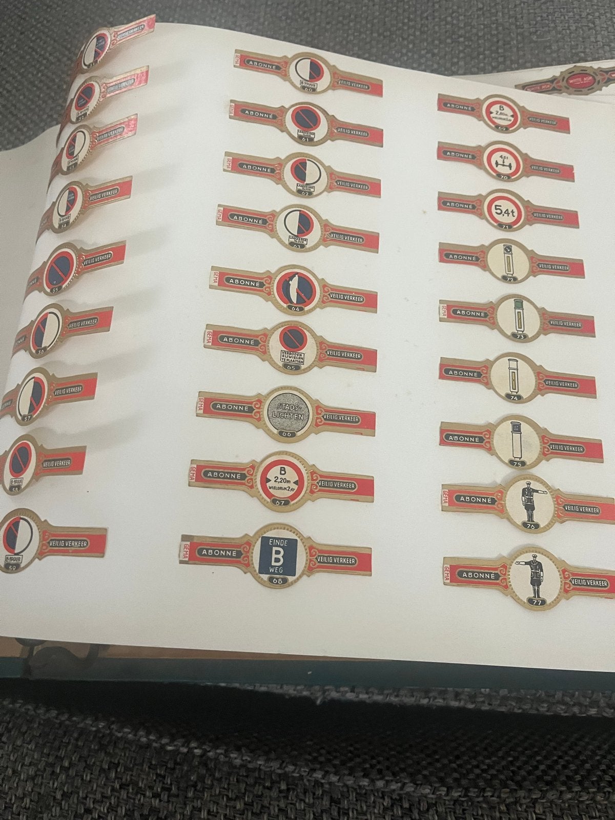 Grote verzameling sigarenbandjes (boek + 2 dozen), Verzamelen, Rookartikelen, Aanstekers en Luciferdoosjes, Ophalen of Verzenden