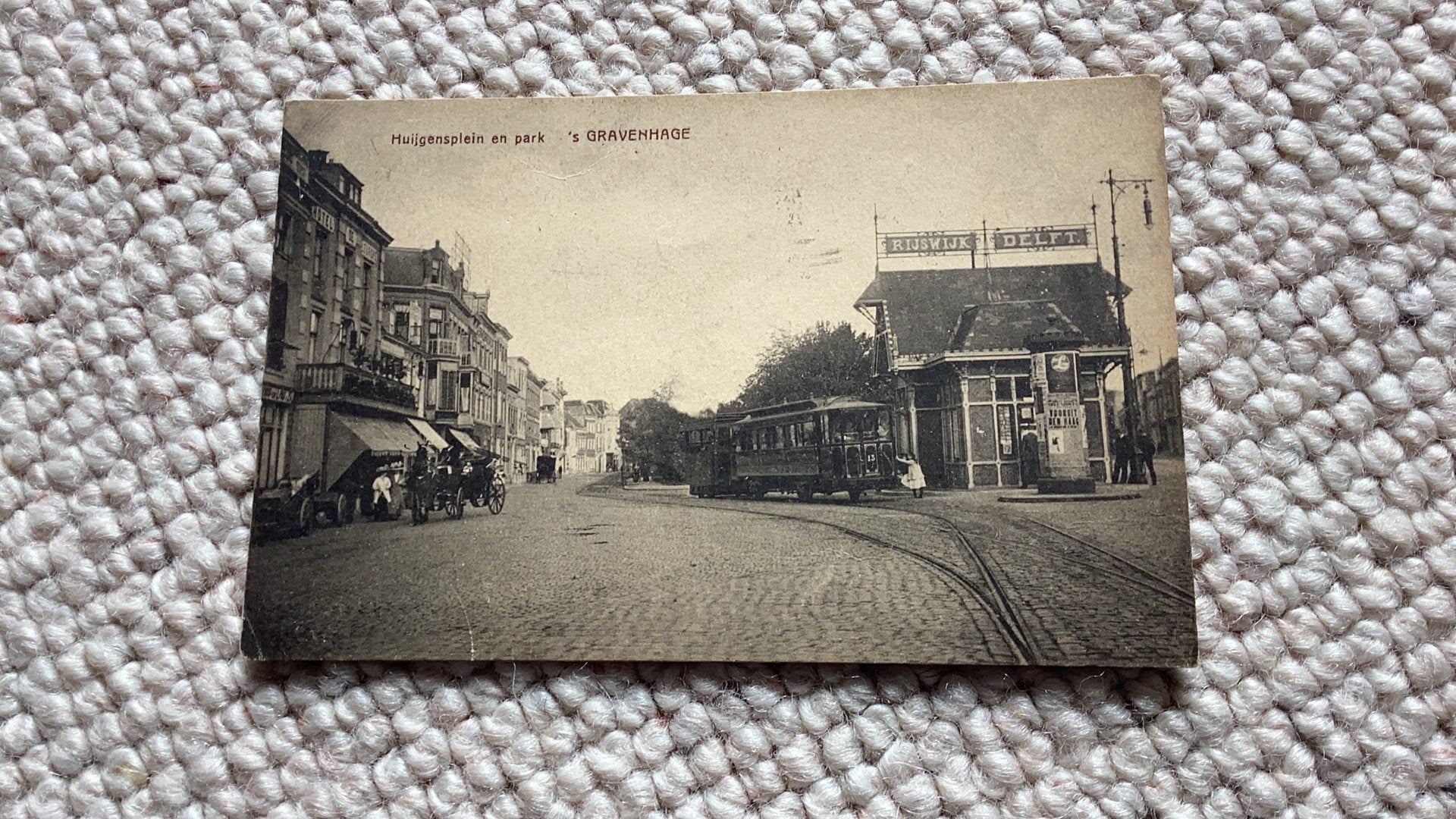 Ansichtkaart ‘s Gravenhage Huijgensplein, Park en tram 1918, Ophalen of Verzenden, Voor 1920, Gelopen, Zuid-Holland