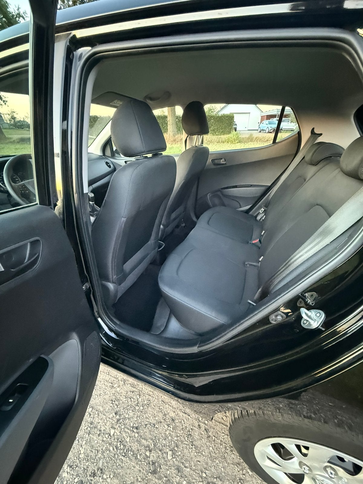 Foto 16 van Hyundai i10 1.0i 66pk 2019 Zwart