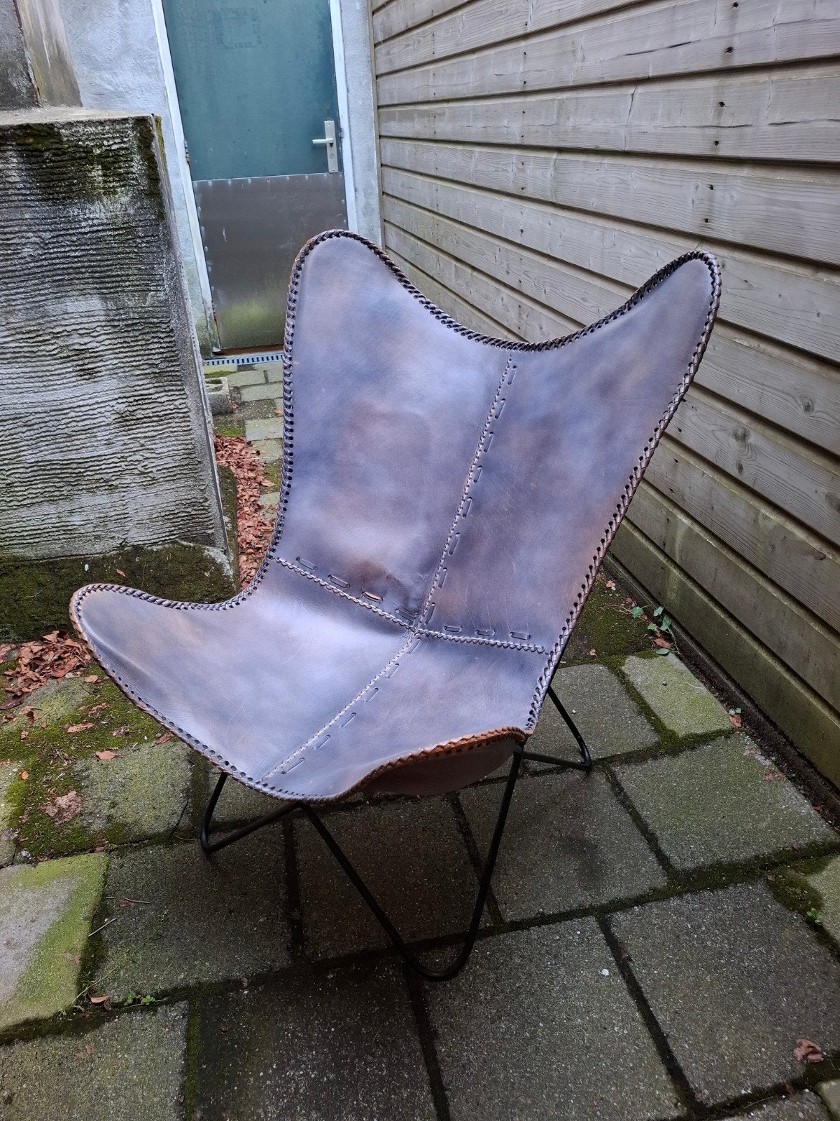 Blauwgrijze vlinderstoel, Ophalen, Eén