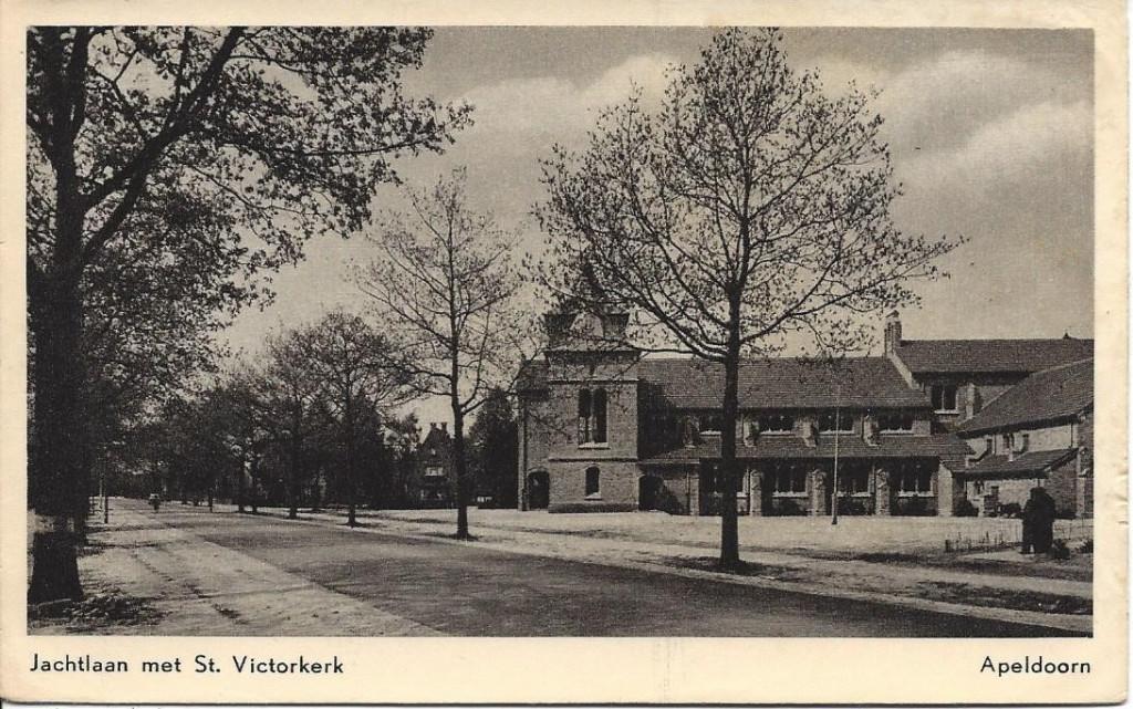 Apeldoorn (Gld.) Jachtlaan met St. Victorkerk, gelopen 1959, Ophalen of Verzenden, 1940 tot 1960, Gelopen, Gelderland