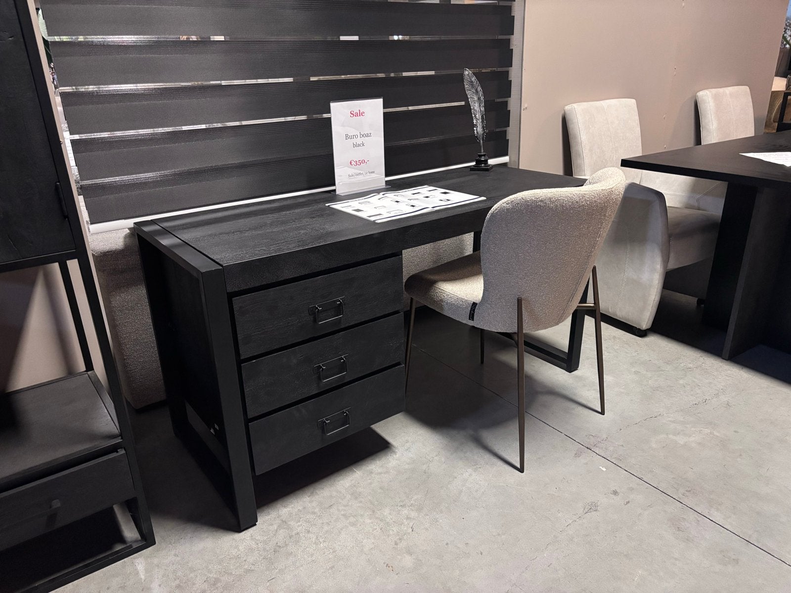 Zwart mangohouten bureau - Showroom opruiming, Zwart, Ophalen of Verzenden, Zo goed als nieuw, Hout