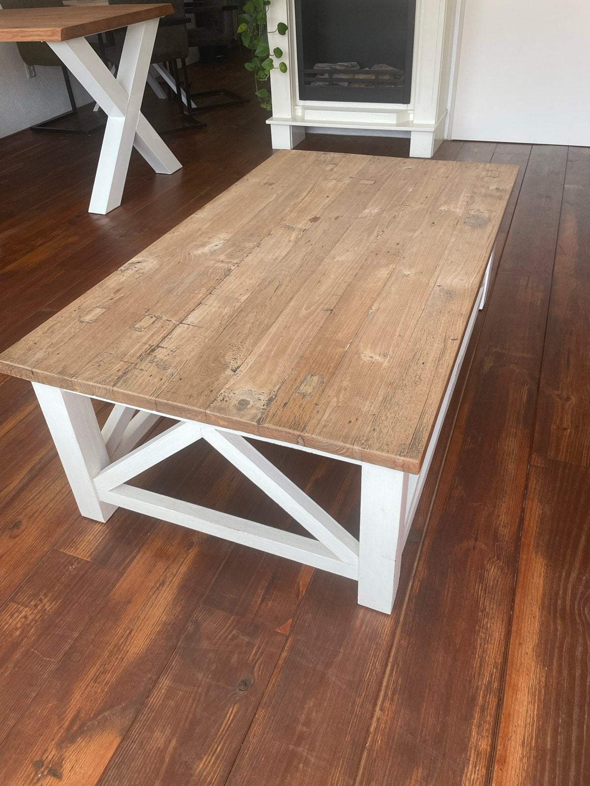 Landelijke salontafel van hout met wit onderstel, Ophalen, Gebruikt, 100 tot 150 cm, 50 tot 100 cm