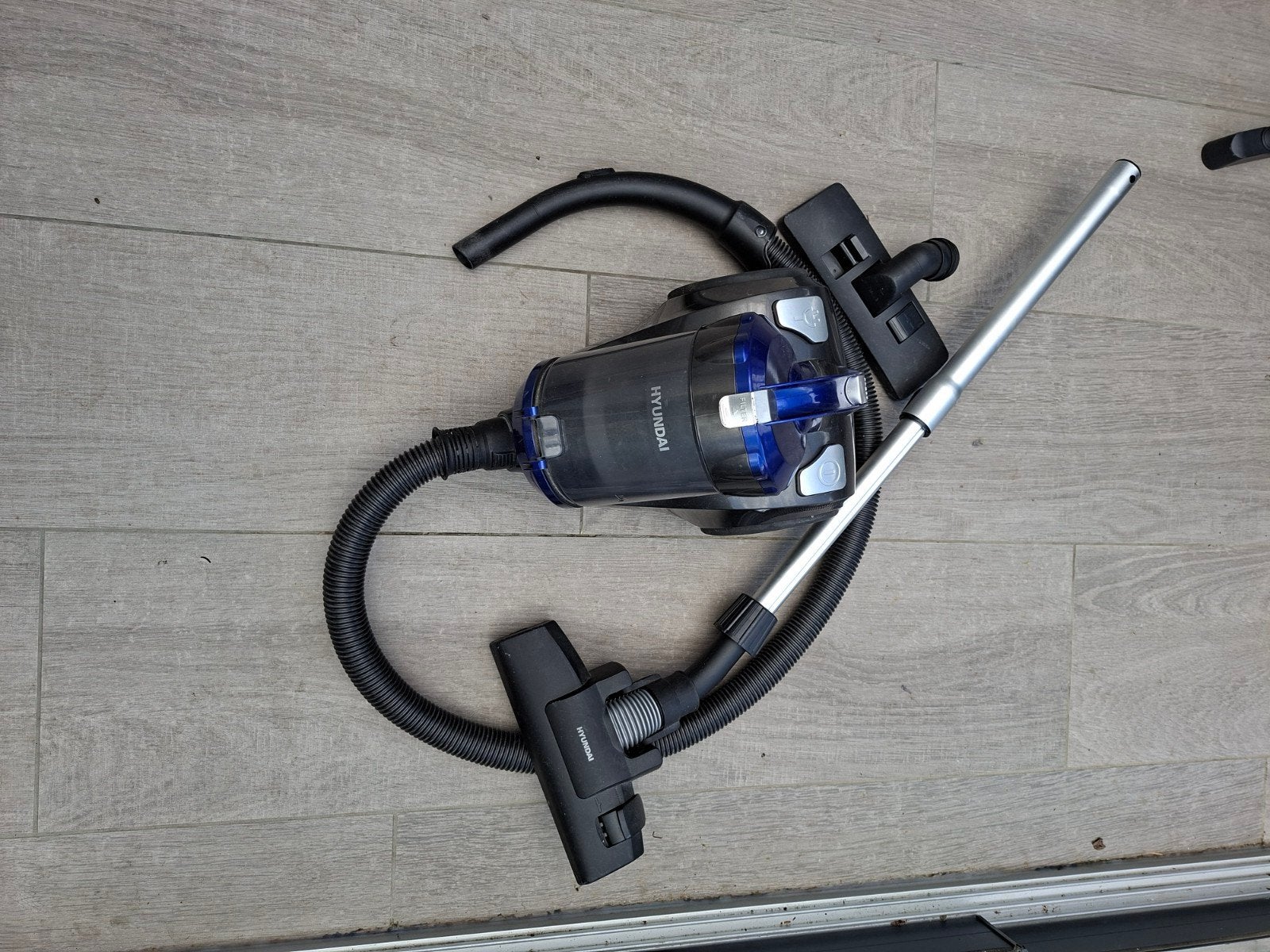 Gratis kapotte Hyundai Sledestofzuiger met reservoir, Ophalen, Gebruikt, Sledestofzuiger, Reservoir