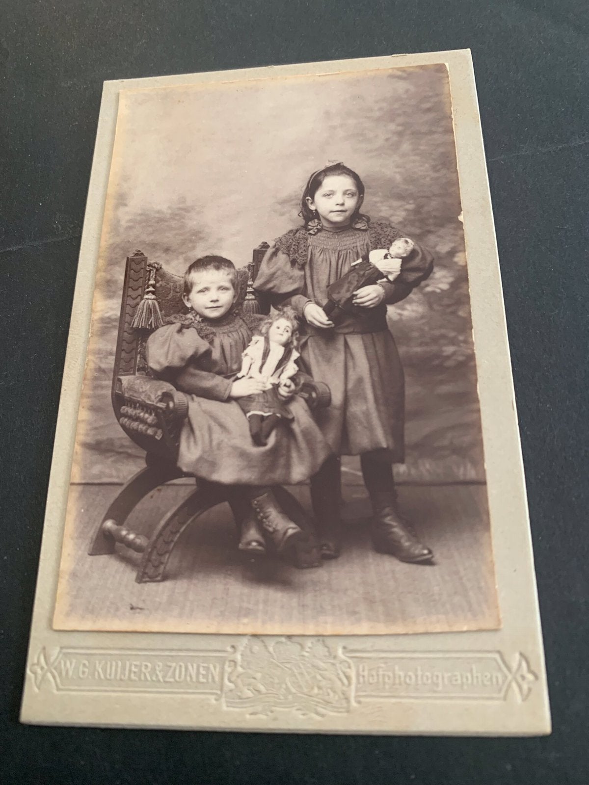 cdv carte de visite 2 zusjes poppen Amsterdam W G Kuijer &, Verzamelen, Foto's en Prenten, Verzenden, Voor 1940, Zo goed als nieuw