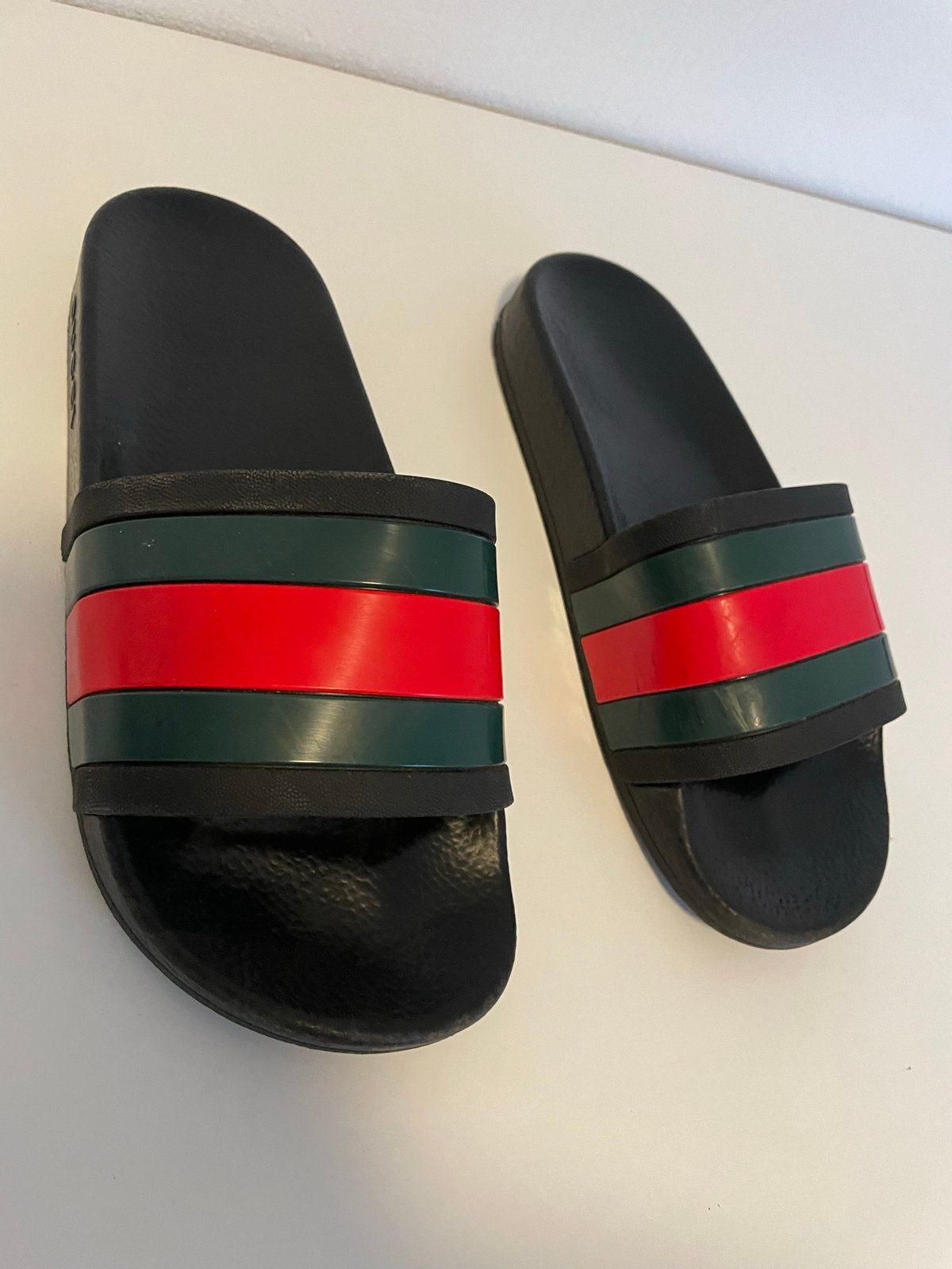 Gucci Slippers Maat 38 - Zwart met Rood/Groene Band, Ophalen of Verzenden, Zo goed als nieuw, Zwart, Slippers