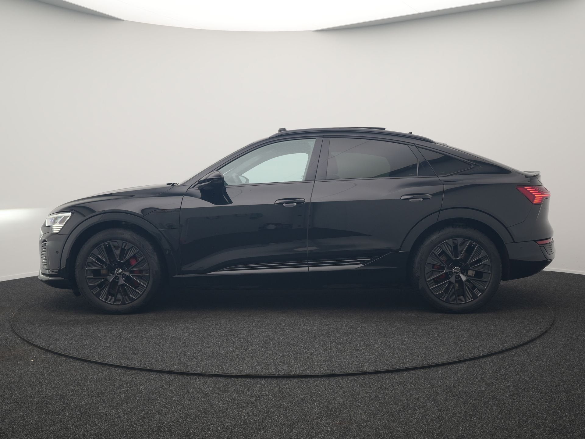 Audi Q8 Sportback e-tron 55 Quattro 2x S Line 114 kWh 408pk, Auto's, Automaat, Zwart, Automatische klimaatregeling, 600 km