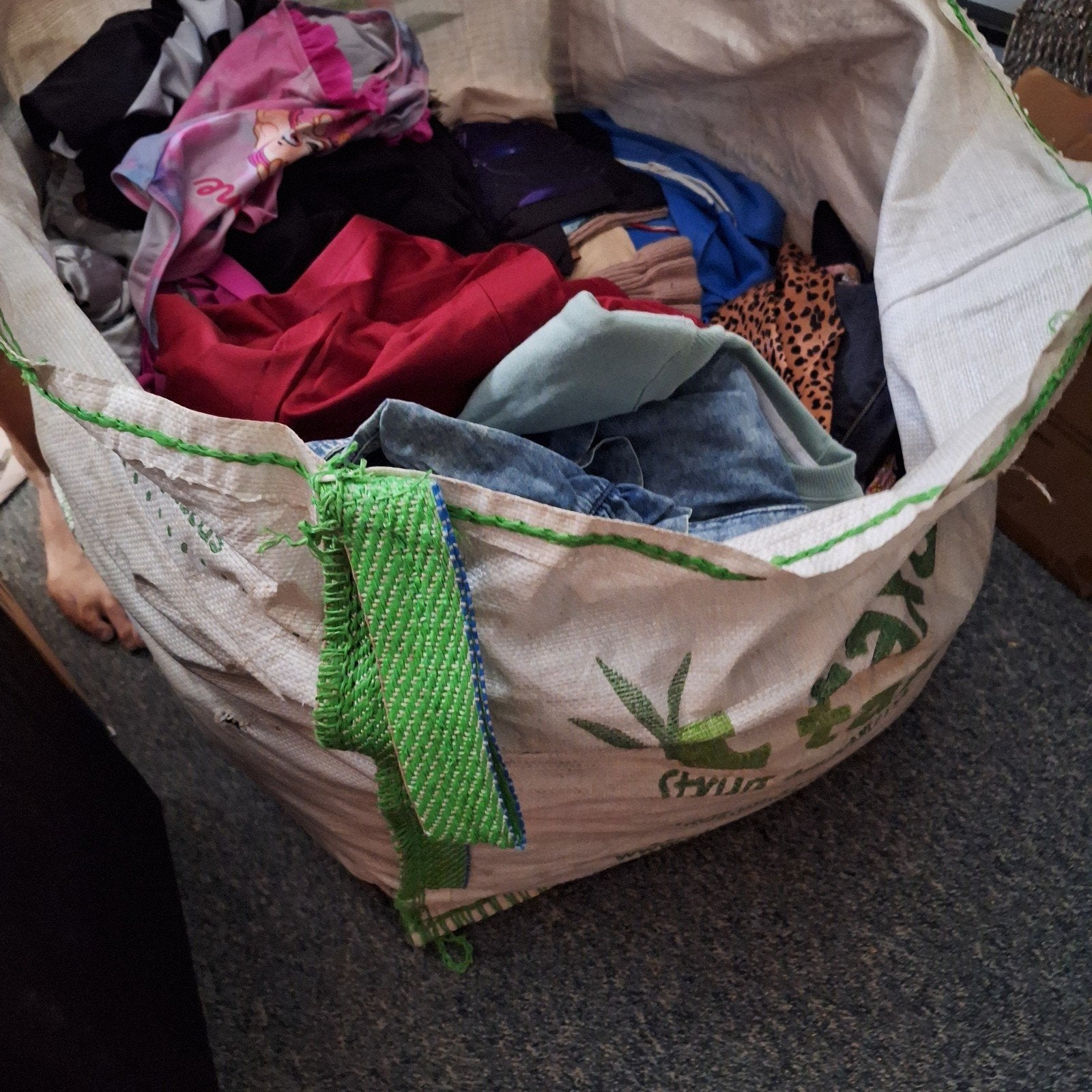 50 stuks Schoon ,mooi en nette kleding
vanalles
dames/ kinde, Diversen, Rommelmarktspullen, Ophalen