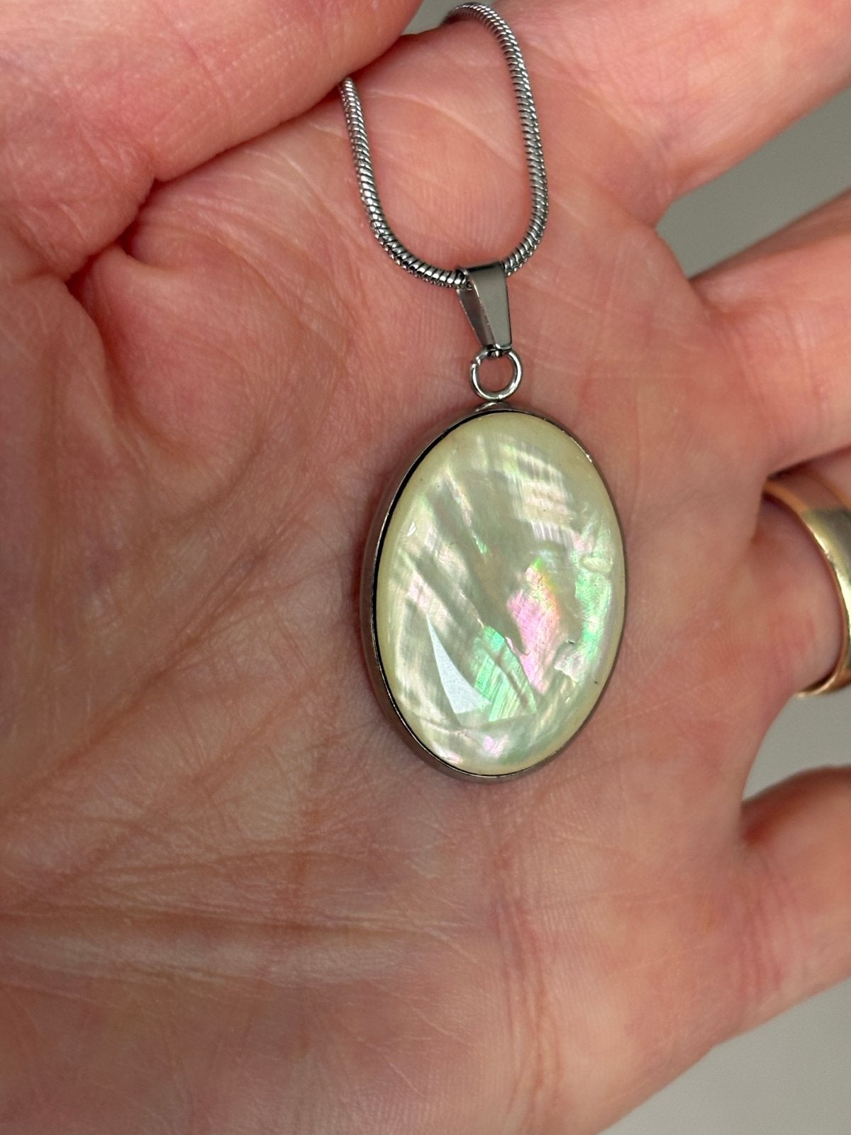 Parelmoer hanger ketting met iriserende schelp, Wit, Nieuw, Cariadgems@hotmail.com, Ophalen of Verzenden
