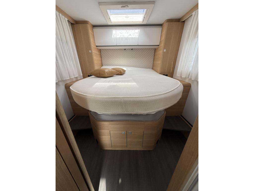 Adria Matrix Plus 670 SC Queensbed - AUTOMAAT 9-traps, Caravans en Kamperen, Automaat, Standaard zit, Afzuigkap, 7 tot 8 meter