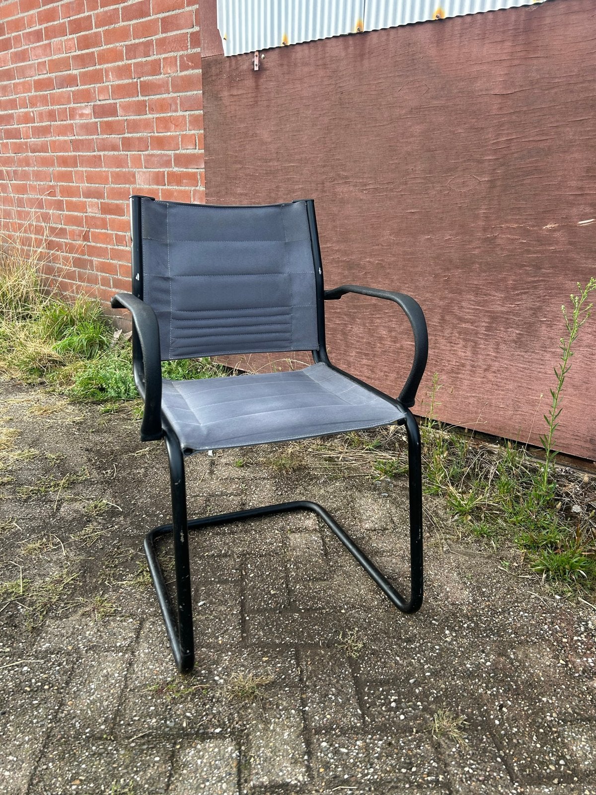 4 grijze stoelen met zwart metalen frame, Huis en Inrichting, Ophalen, Gebruikt, Metaal, Eén