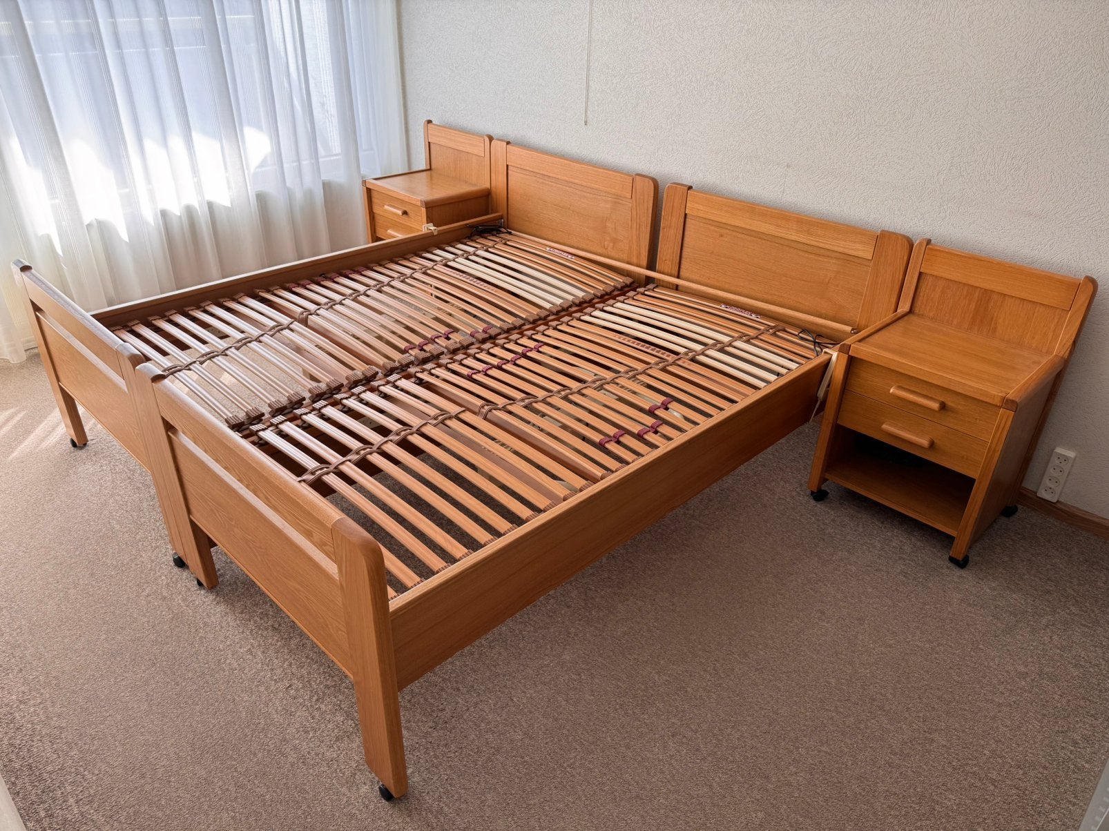 Dubbel ledikant met electrisch verstelbare bedbodem., Ophalen, Tweepersoons, 180 cm, 200 cm
