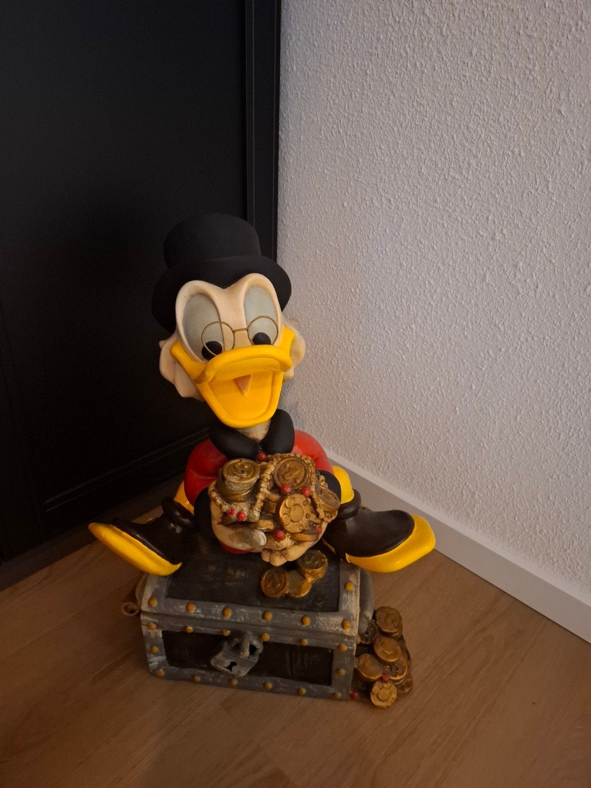 disney beeld dagobert duck op geldkist, Ophalen, Donald Duck, Gebruikt, Beeldje of Figuurtje