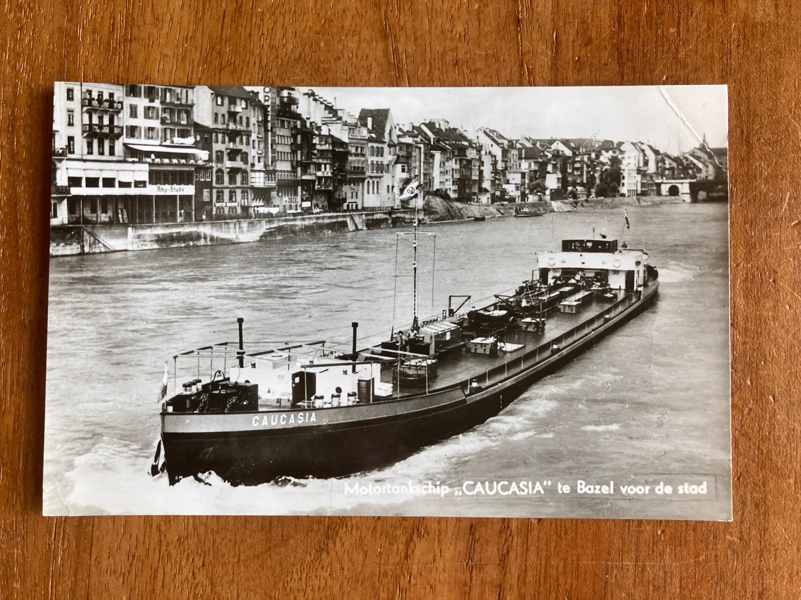 Motortankschip "CAUCASIA" te Bazel voor de stad in 1962, Verzamelen, Ophalen of Verzenden, Motorboot, Kaart, Foto of Prent