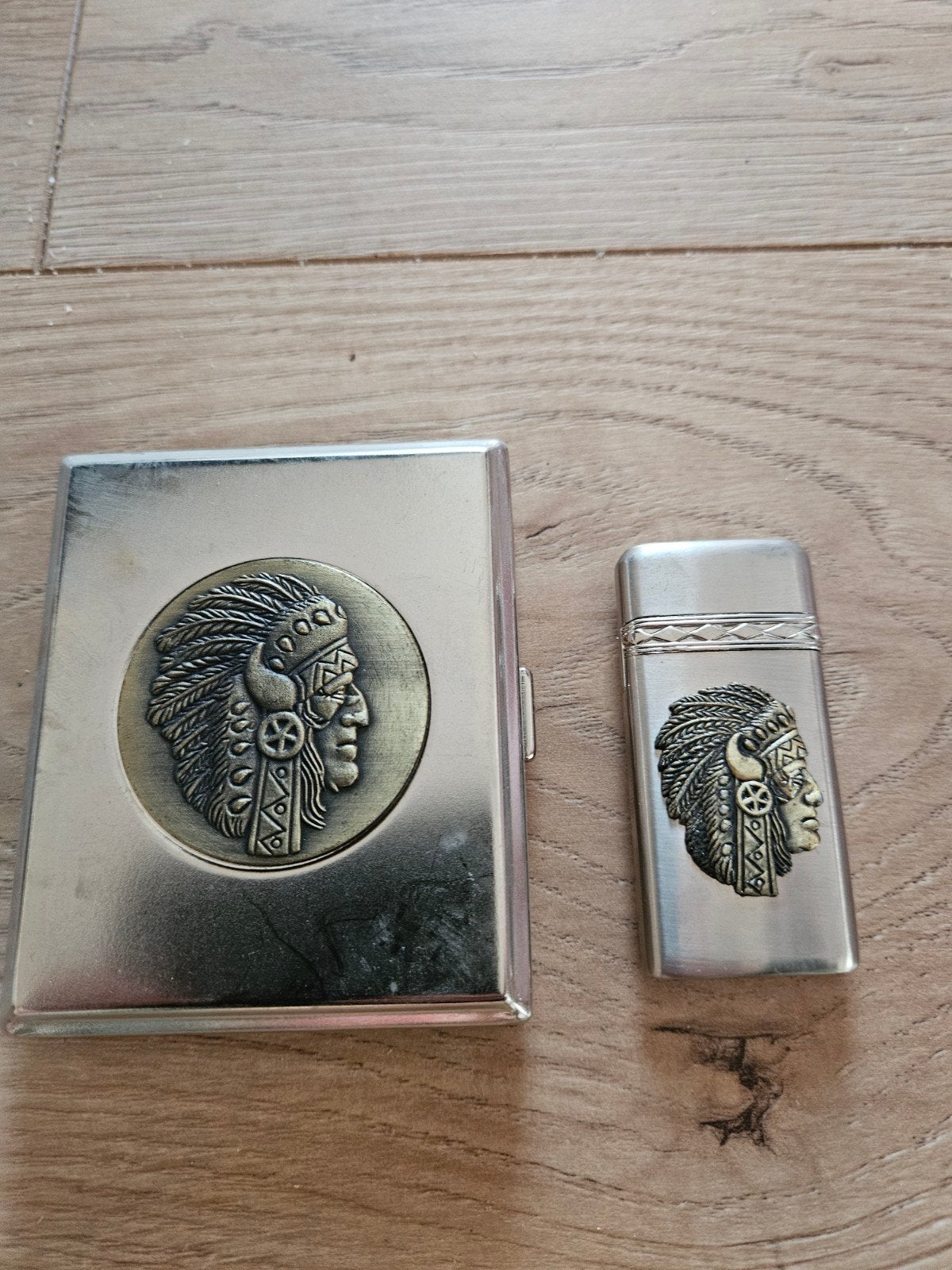 Sigarettenetui en aansteker set met Indianenhoofd, Verzamelen, Rookartikelen, Aanstekers en Luciferdoosjes, Ophalen of Verzenden