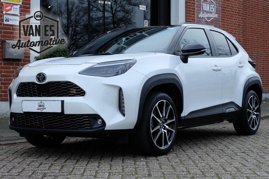 Toyota Yaris Cross 1.5 Hybrid GR Sport / Pano / HuD / JBL /, Stof, Gebruikt, 116 pk, Wit