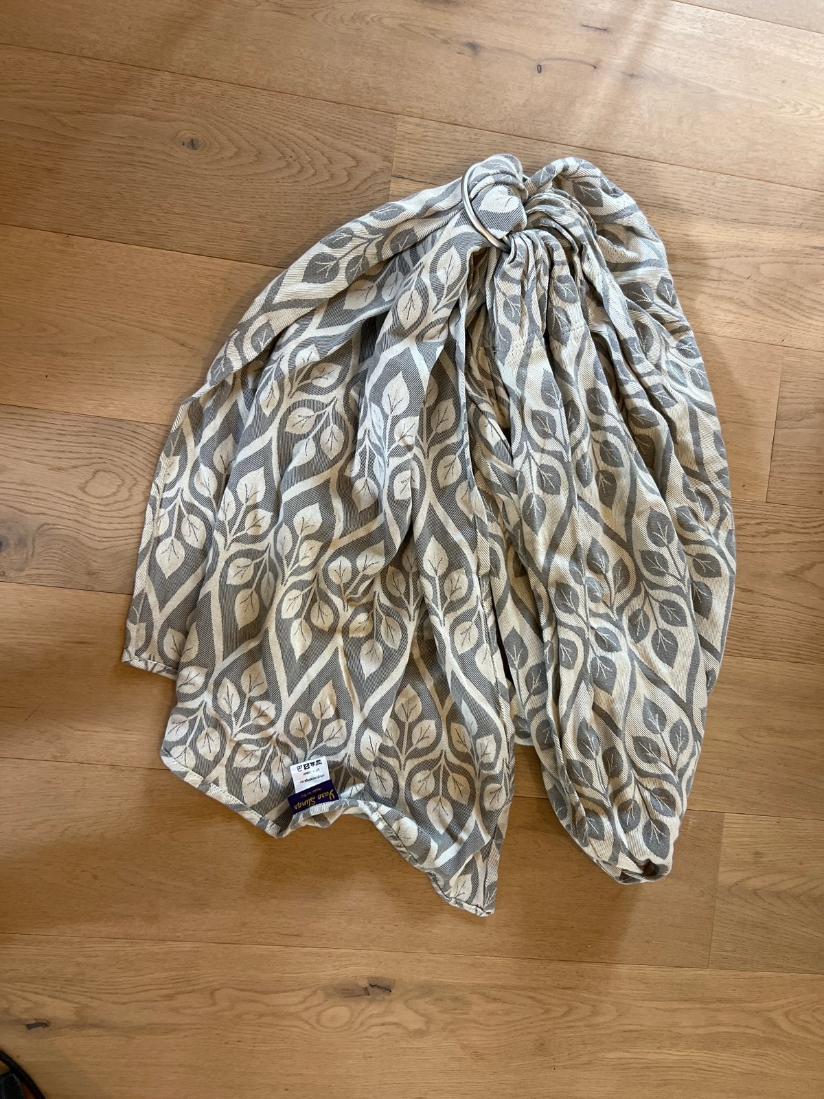 Yaro Slings Draagdoek - Lichtgrijs met Bladmotief, Overige merken, Draagdoek, Gebruikt, Ophalen of Verzenden