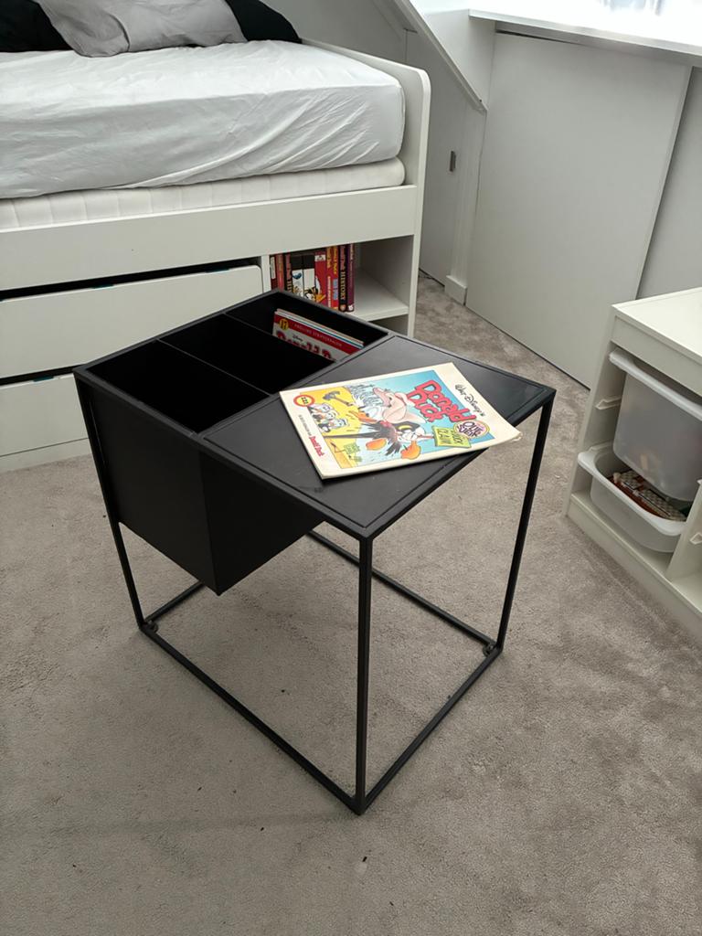 Zwart metalen lectuurbak en bijzettafel met lectuurvakken, Ophalen, Gebruikt