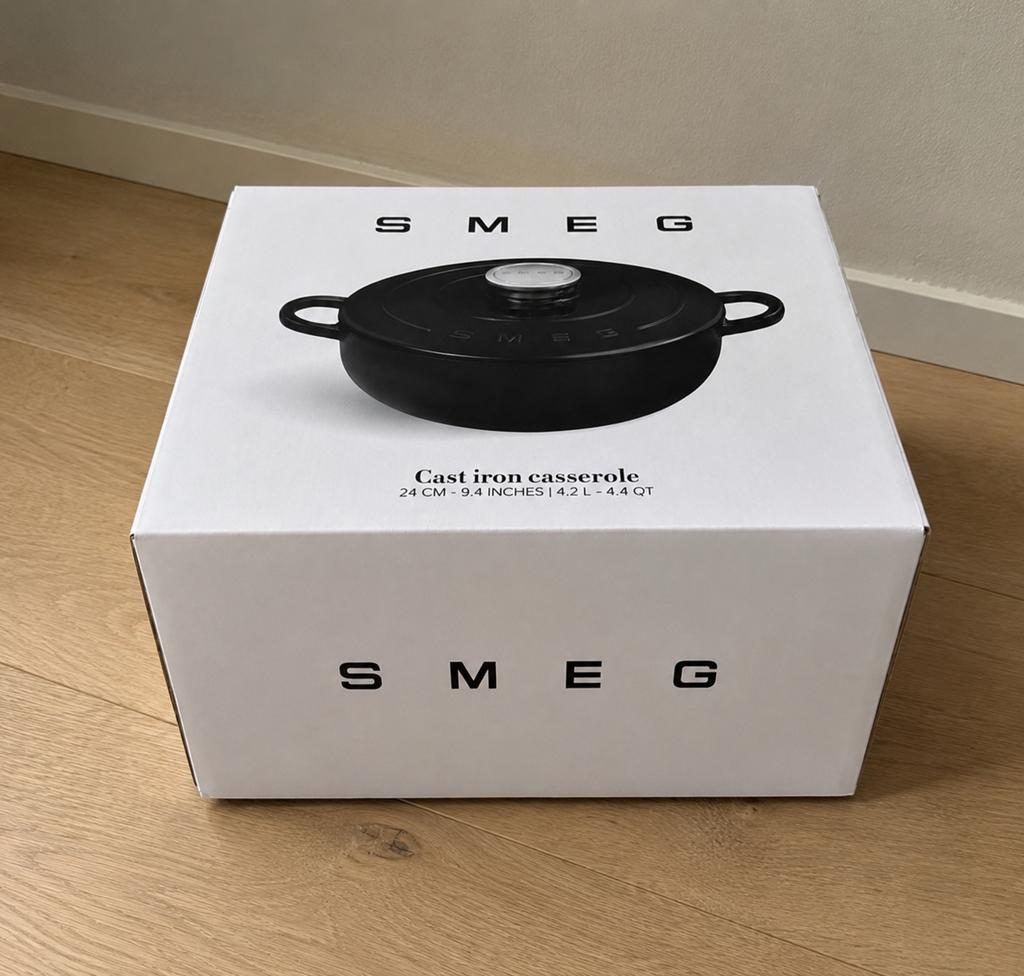 SMEG cast iron casserole, zwart. Nieuw!, Ophalen of Verzenden, Nieuw, Gietijzer, Koekenpan of Braadpan
